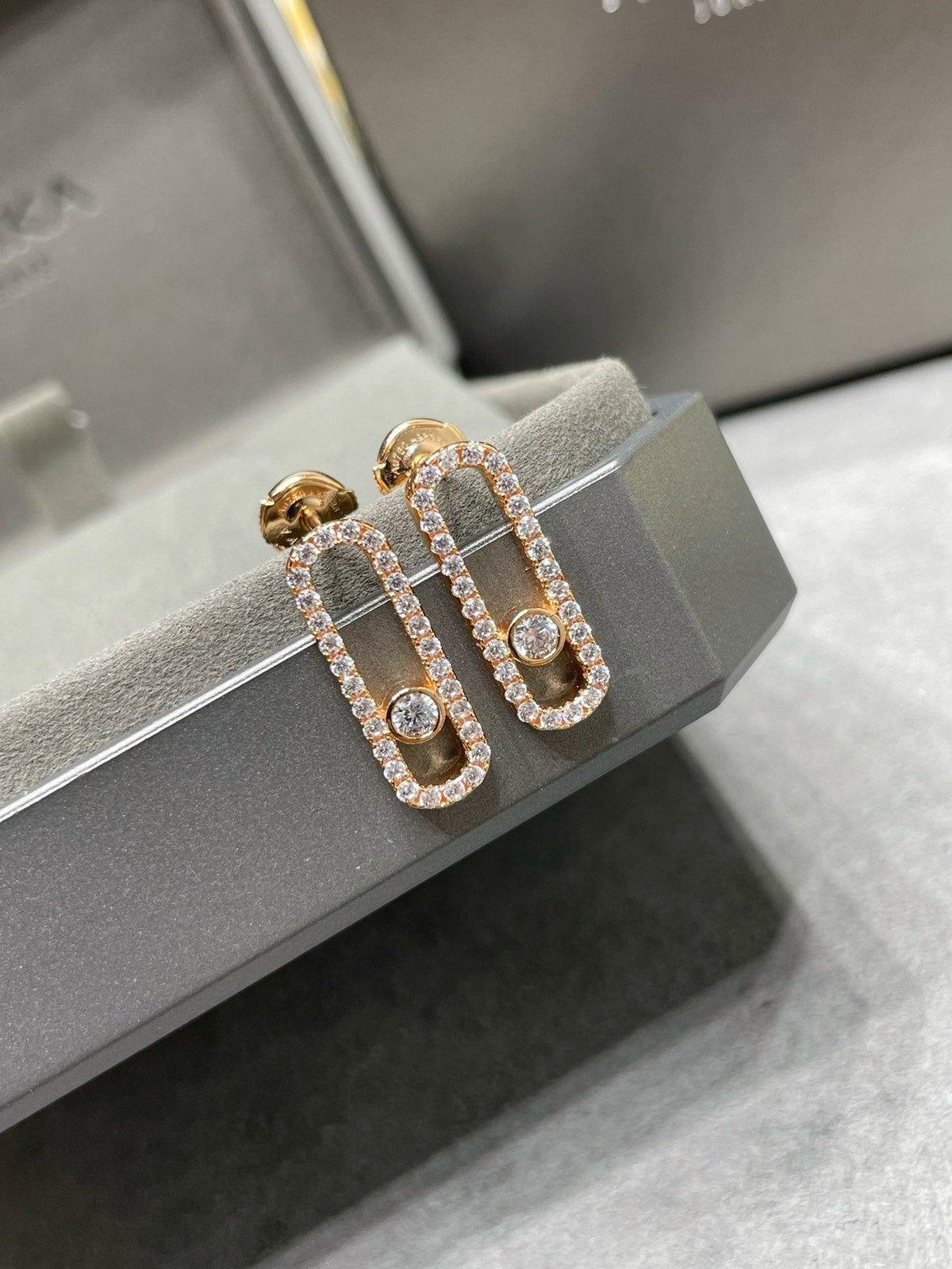 [⭐Seralia]MOVE UNO STUD DIAMOND PAVED EARRINGS
