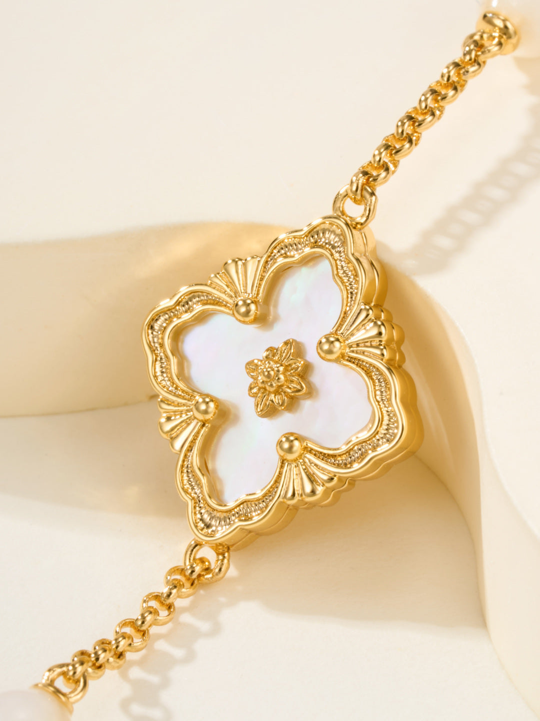 [⭐Seralia]B.C.L ENAMELED Three-Flower Bracelet（Trumpet)
