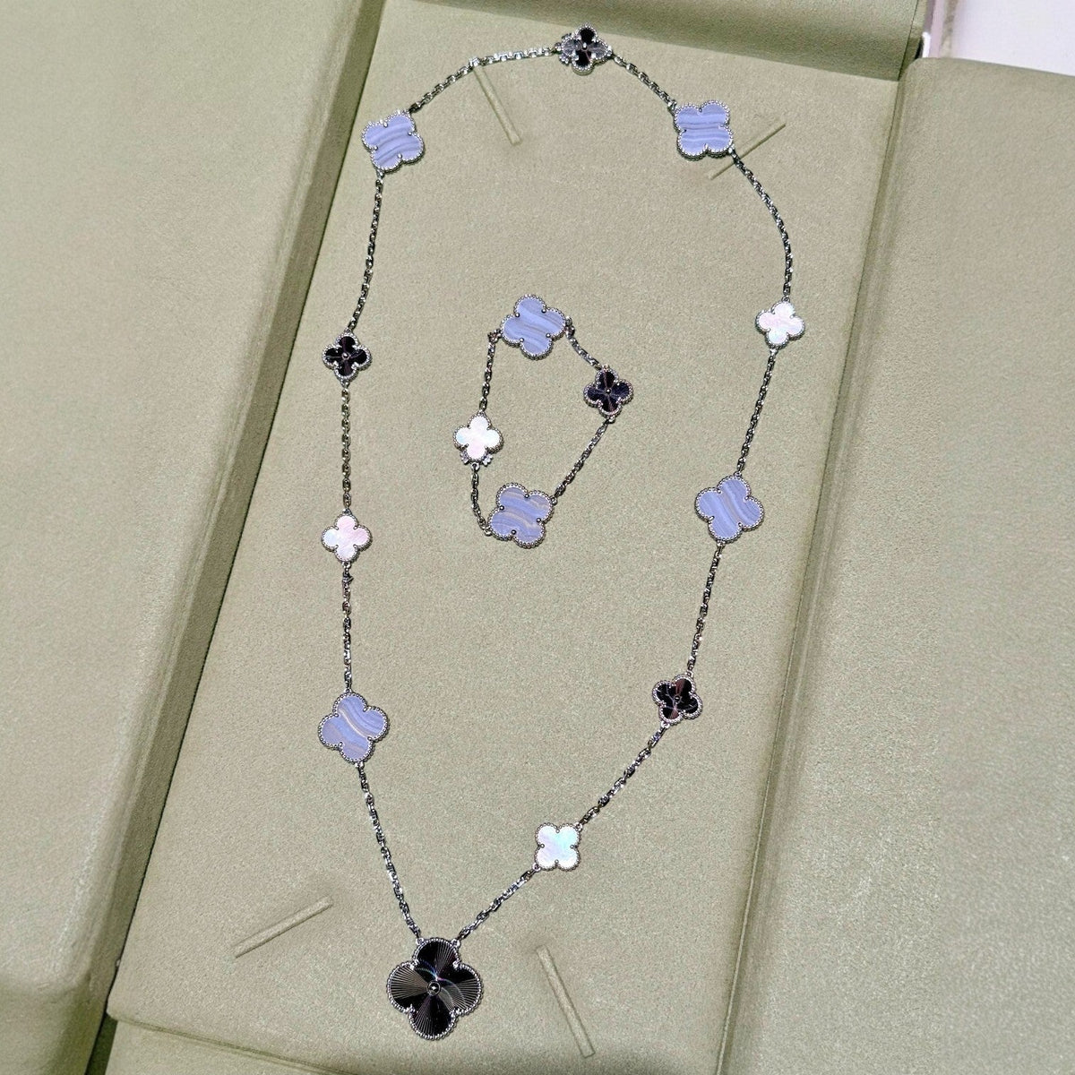 [⭐Seralia]DETACHABLE CLOVER 15(11+4) FLOWER SILVER NECKLACE SET